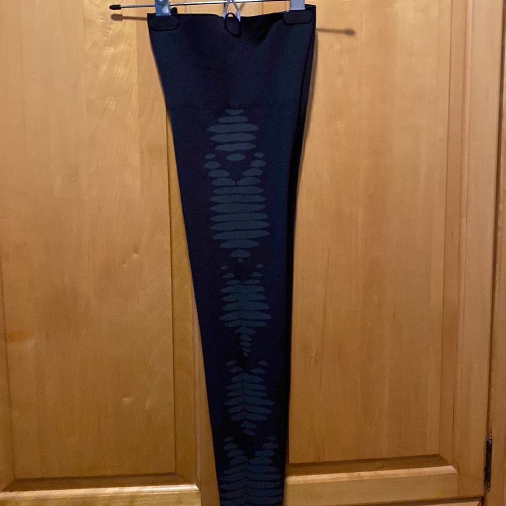 Spanx legging. Womens size medium. Black with gray Aztec type design.NWOT! - Picture 4 of 4
